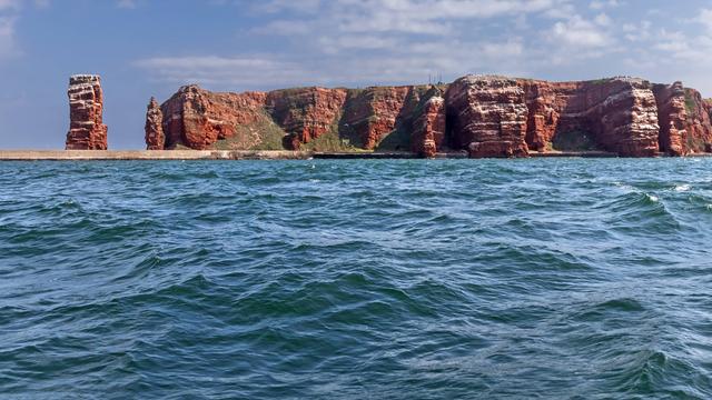 Nordsee mit Wellen und Buntsandsteinklippen von Helgoland mit der Langen Anna Nordsee mit Wellen und den Buntsandsteinklippen der Insel Helgoland mit der Langen Anna. Nordsee mit Wellen und Buntsandsteinklippen von Helgoland mit der Langen Anna Nordsee mit Wellen und den Buntsandsteinklippen der Insel Helgoland mit der Langen Anna.