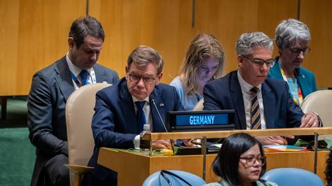Johann Wadephul (CDU, Mitte, l), Außenminister, nimmt an der Wahl für die nicht ständigen Mitglieder des UN-Sicherheitsrat (UN Security Council) teil.