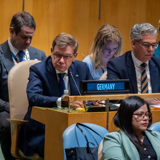 Johann Wadephul (CDU, Mitte, l), Außenminister, nimmt an der Wahl für die nicht ständigen Mitglieder des UN-Sicherheitsrat (UN Security Council) teil.