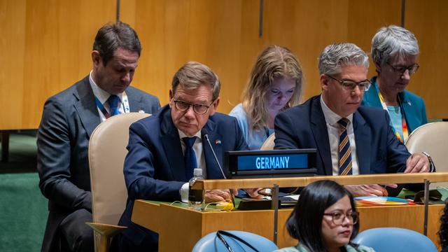 Johann Wadephul (CDU, Mitte, l), Außenminister, nimmt an der Wahl für die nicht ständigen Mitglieder des UN-Sicherheitsrat (UN Security Council) teil.