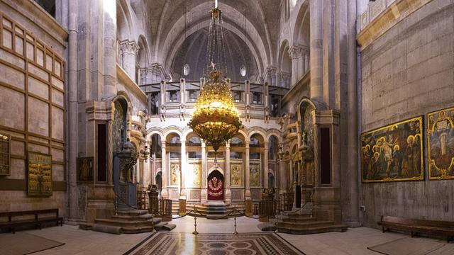 Das Innere von einer Kirche. Es ist die Grabes-Kirche in der Stadt Jerusalem in dem Land Israel. 