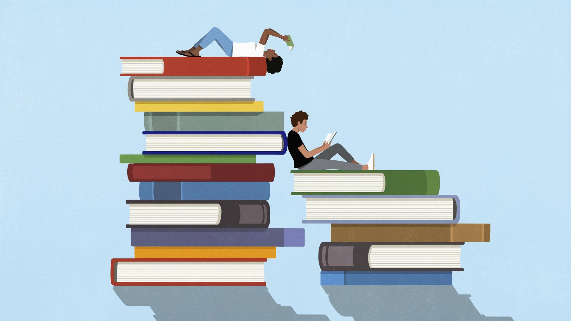 Illustration zweier Bücherstapel, auf denen zwei Personen sitzen und liegen und dabei Bücher lesen. Illustration zweier Bücherstapel, auf denen zwei Personen sitzen und liegen und dabei Bücher lesen.