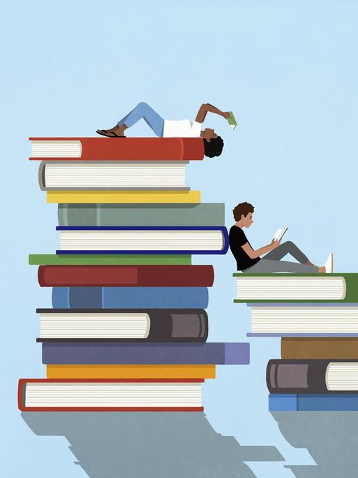 Illustration zweier Bücherstapel, auf denen zwei Personen sitzen und liegen und dabei Bücher lesen. Illustration zweier Bücherstapel, auf denen zwei Personen sitzen und liegen und dabei Bücher lesen.