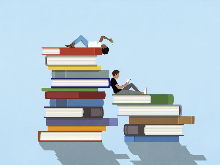 Illustration zweier Bücherstapel, auf denen zwei Personen sitzen und liegen und dabei Bücher lesen. Illustration zweier Bücherstapel, auf denen zwei Personen sitzen und liegen und dabei Bücher lesen.