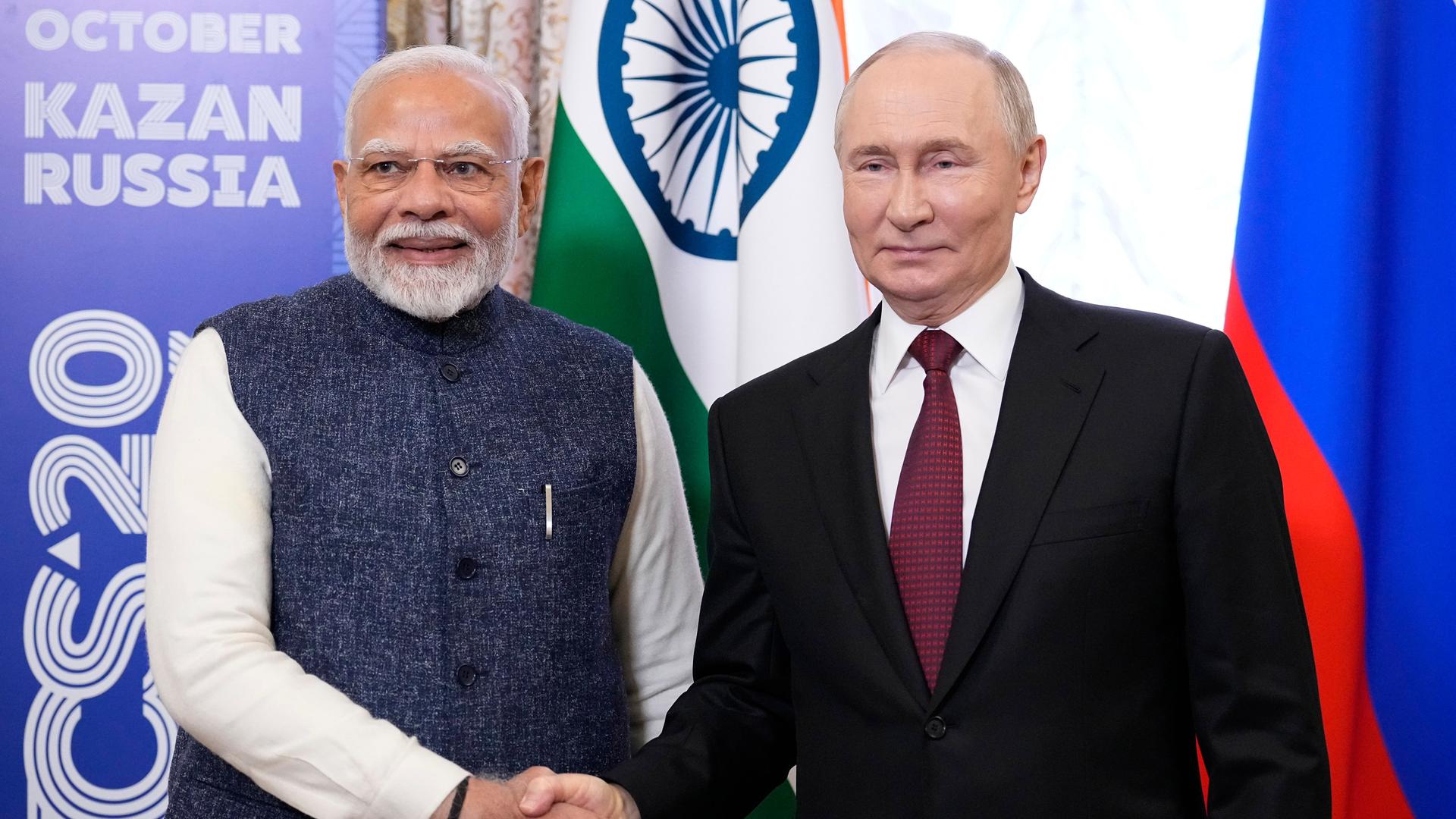 Der russische Präsident Wladimir Putin begrüßt den indischen Premier Narendra Modi.