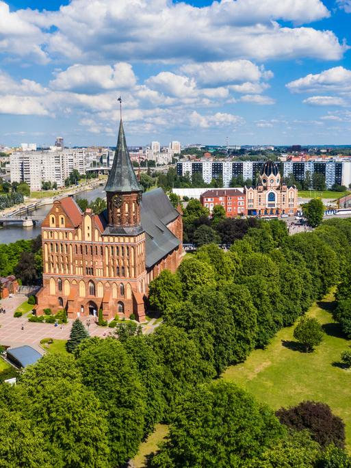 Luftaufnahme der Kant-Kathedrale und Häuserblocks aus Sowjetzeiten in Kaliningrad.