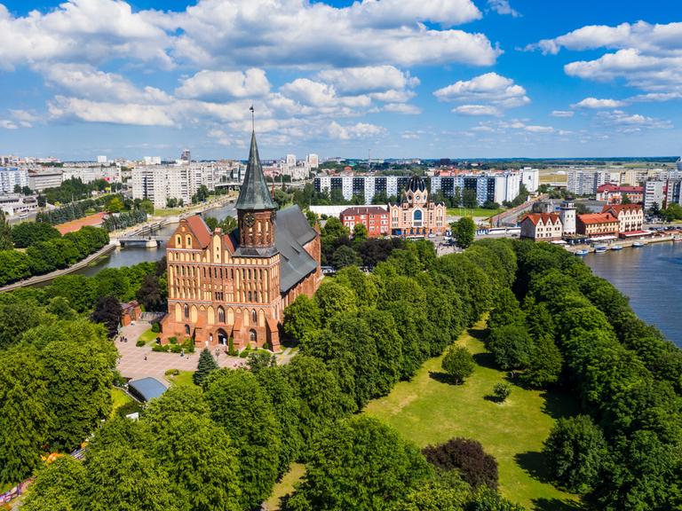 Luftaufnahme der Kant-Kathedrale und Häuserblocks aus Sowjetzeiten in Kaliningrad.