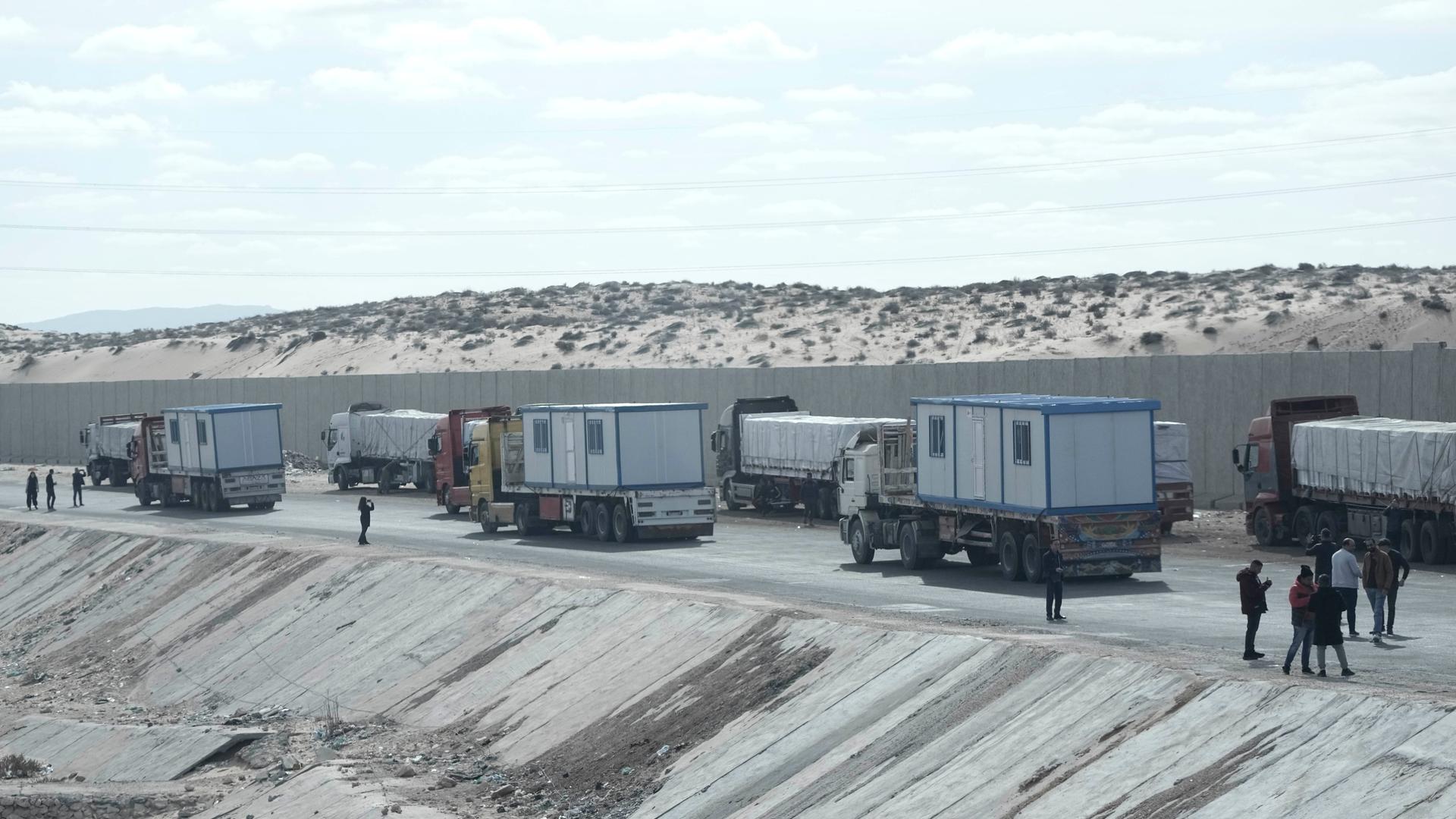 Ägypten: LKW-Fahrer, die humanitäre Hilfsgüter transportieren, warten am Baloza-Kontrollpunkt auf dem Weg zum Grenzübergang Rafah zwischen Ägypten und dem Gazastreifen. 