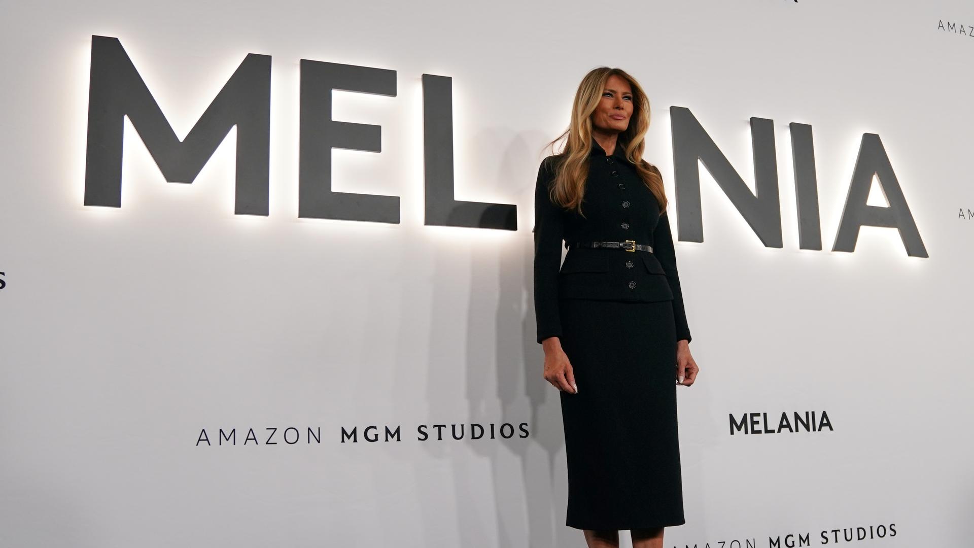 Melania Trump bei der Premiere von dem Film. Hinter ihr an der Wand steht groß "Melania".