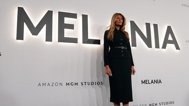 Melania Trump bei der Premiere von dem Film. Hinter ihr an der Wand steht groß "Melania".