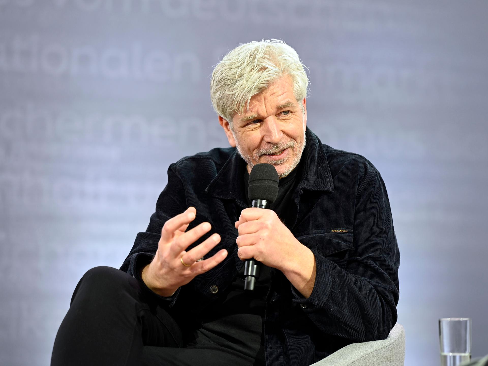 Karl Ove Knausgard bei einem Autorengespräch auf der Leipziger Buchmesse 2025.