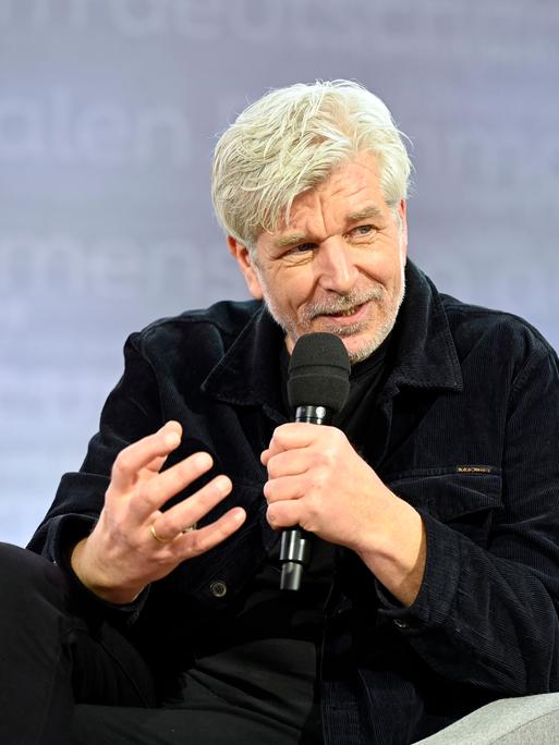 Karl Ove Knausgard bei einem Autorengespräch auf der Leipziger Buchmesse 2025.