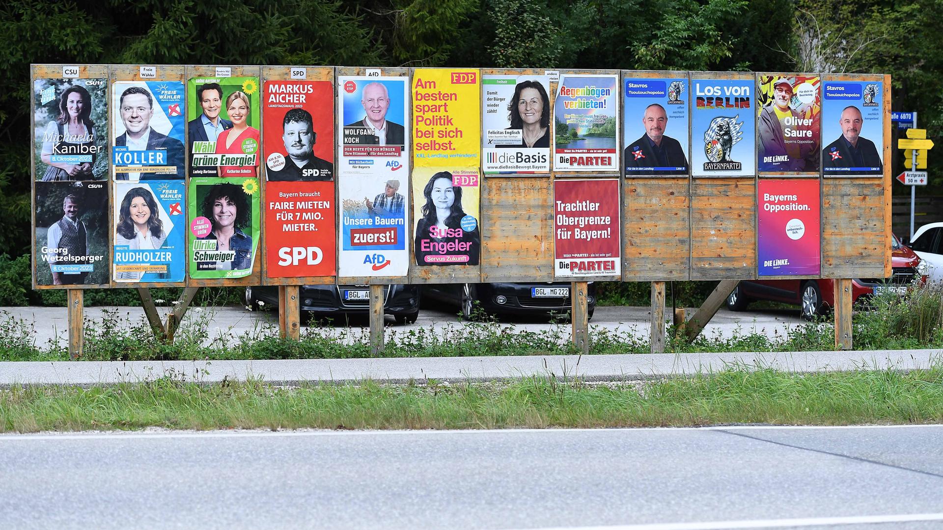 Wahlplakate zur Landtagswahl in Bayern 2023 werben verschiedene Parteien, die antreten.