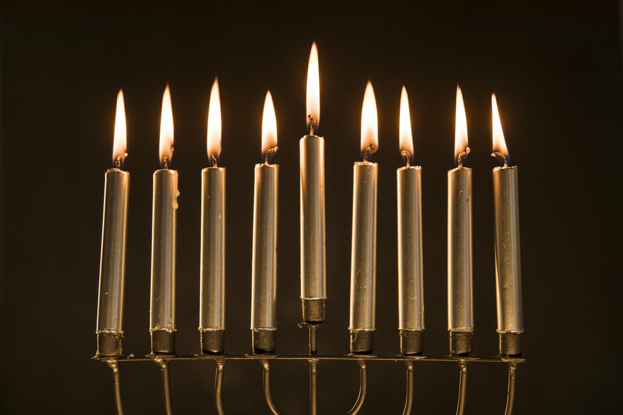 Eine Menora mit brennenden Kerzen 