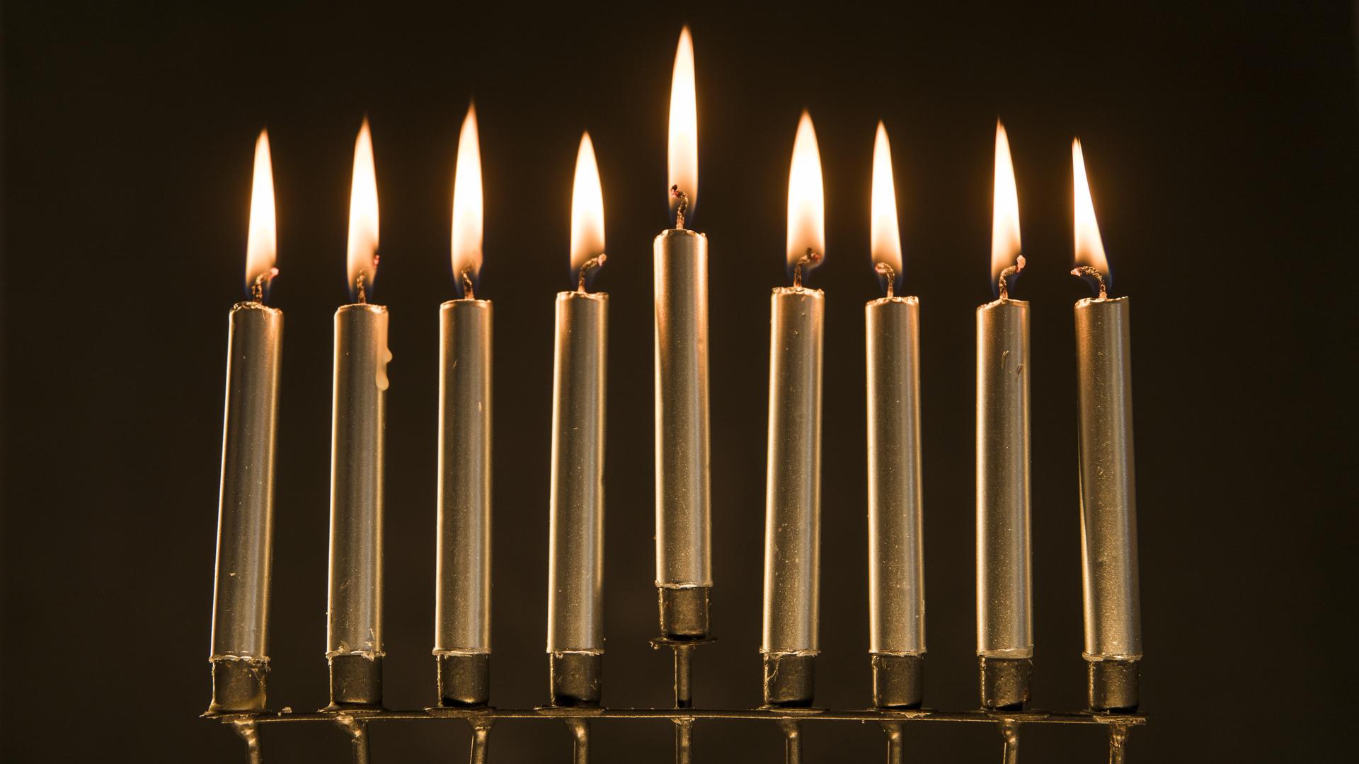 Eine Menora mit brennenden Kerzen 