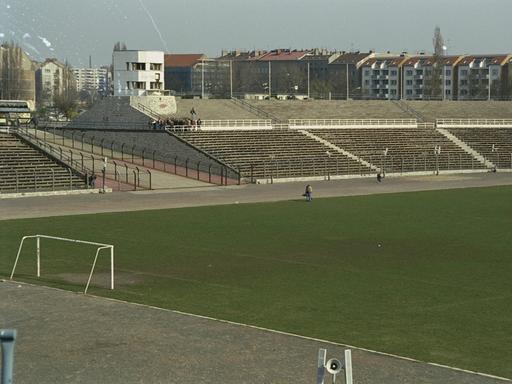 Das Stadion der Weltjugend in (Ost-) Berlin. Innenansicht, innen, Rasen, Spielfeld, Tribüne, Tribünen, Rang, Ränge, leer, verlassen, triste, DDR-Bau, Architektur, Stadionarchitektur Stadion 1993, Fußballstadion, Leichtathletikstadion, Leichtathletik Berlin Stadion der Weltjugend Leere Fußball Herren Mannschaft Deutschland Totale Randmotiv Sportstätte