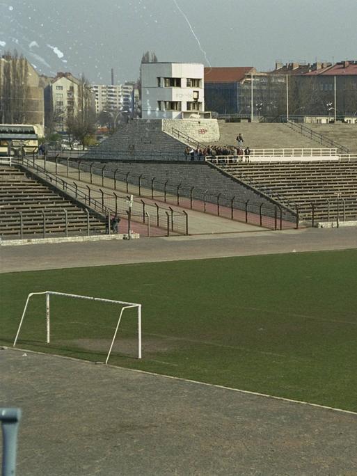Das Stadion der Weltjugend in (Ost-) Berlin. Innenansicht, innen, Rasen, Spielfeld, Tribüne, Tribünen, Rang, Ränge, leer, verlassen, triste, DDR-Bau, Architektur, Stadionarchitektur Stadion 1993, Fußballstadion, Leichtathletikstadion, Leichtathletik Berlin Stadion der Weltjugend Leere Fußball Herren Mannschaft Deutschland Totale Randmotiv Sportstätte
