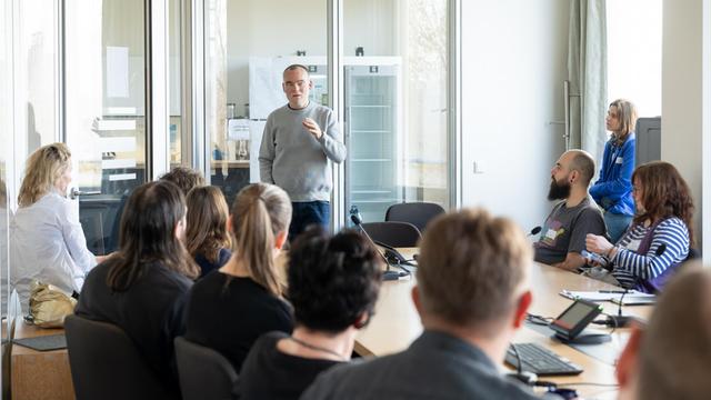 Gewinner:innen der bundesweiten Umfrage zur Deutschlandfunk Kultur-Kampagne "Wie groß ist deine Welt?" zu Besuch im Funkhaus Berlin während der der zweitätigen Hörer:innenreise am 04.-05.04.2025. Diskussion nach der Sendung "Im Gespräch" mit Vladimir Balzer.