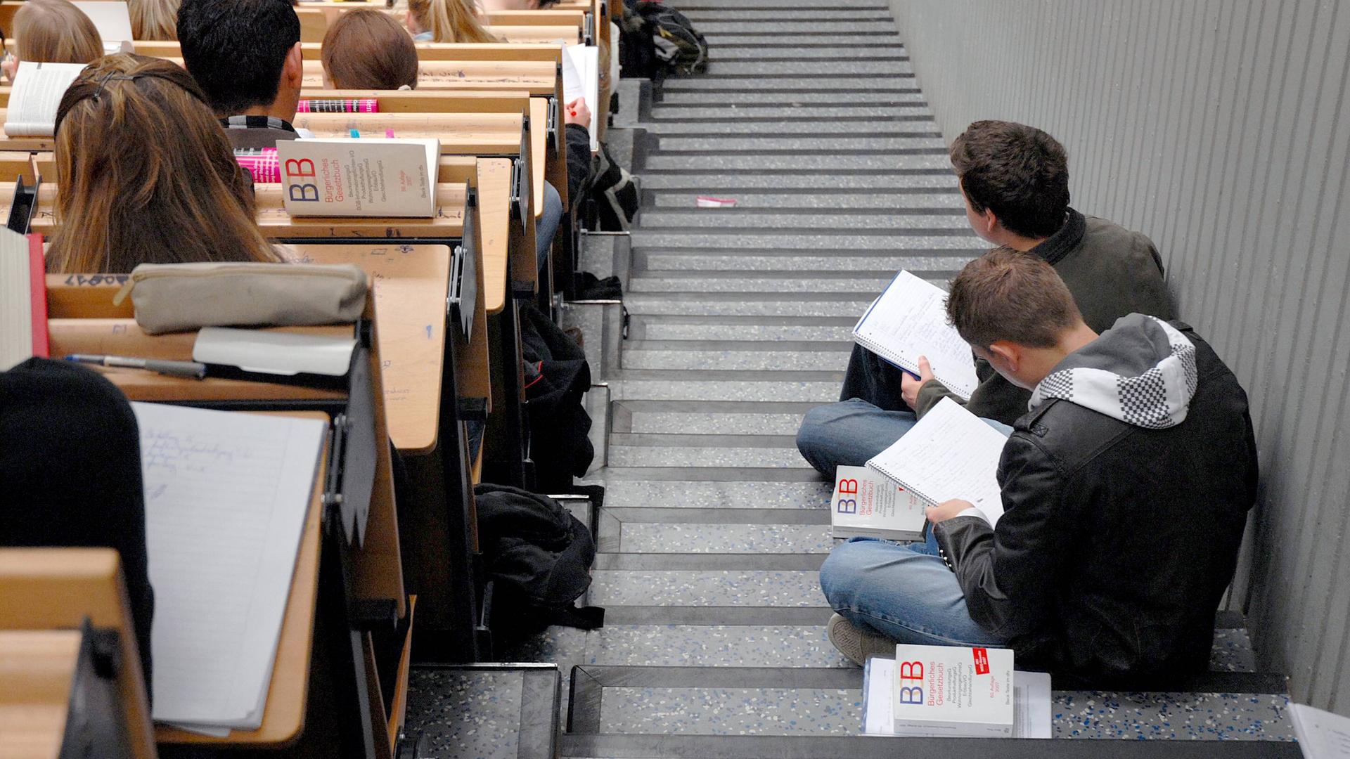 Studierende sitzen in einem Hörsaal.