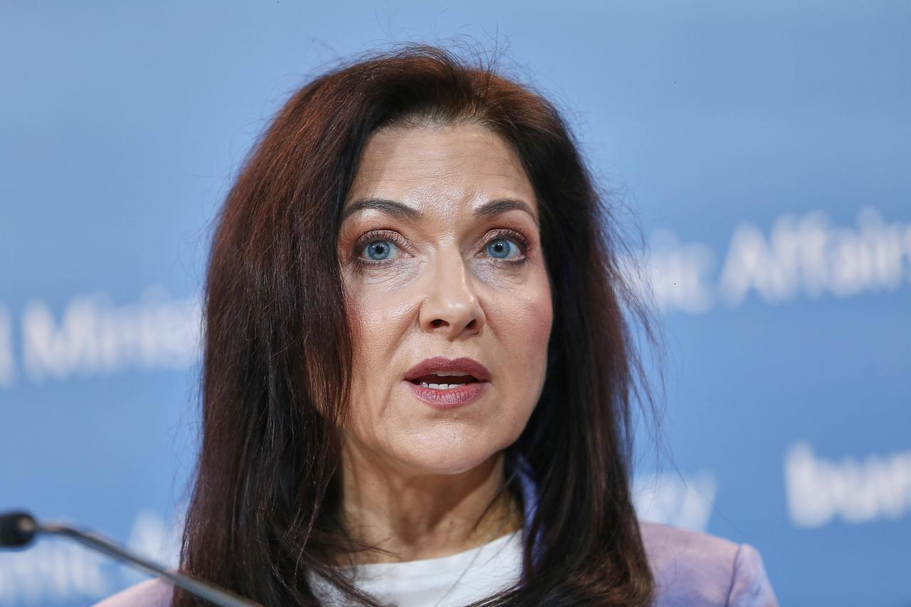 Bundesministerin für Wirtschaft und Energie Katherina Reiche (CDU) spricht bei einem Pressestatement im Wirtschaftsministerium