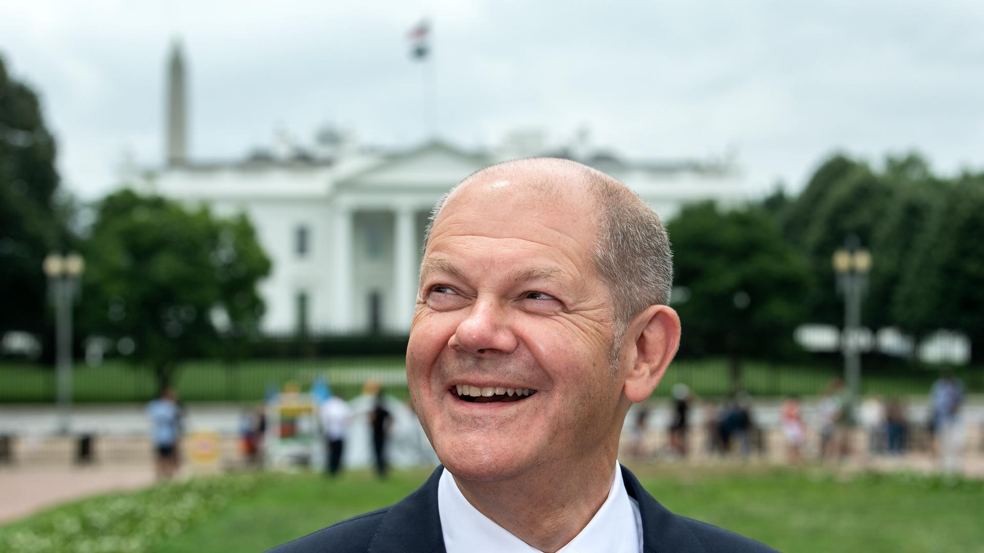 Bundesfinanzminister Scholz steht im Jahr 2021 vor dem Weißen Haus in Washington.