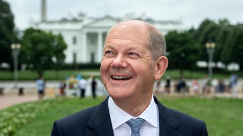 Bundesfinanzminister Scholz steht im Jahr 2021 vor dem Weißen Haus in Washington.