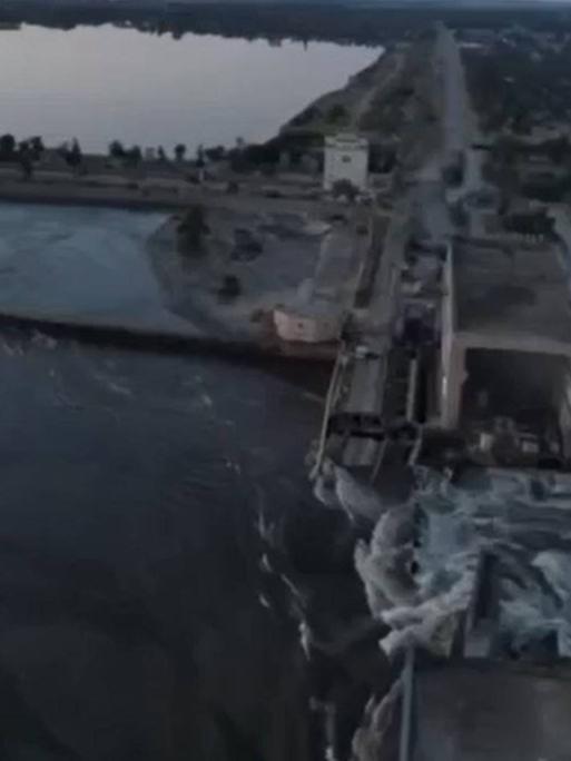Drohnenaufnahmen zeigen das Ausmaß des zerstörten Staudamms und die Überflutung