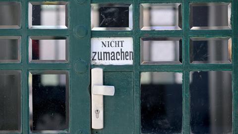 An einer Tür hängt ein Schild, auf dem "Nicht zumachen" steht. An einer Tür hängt ein Schild, auf dem "Nicht zumachen" steht.