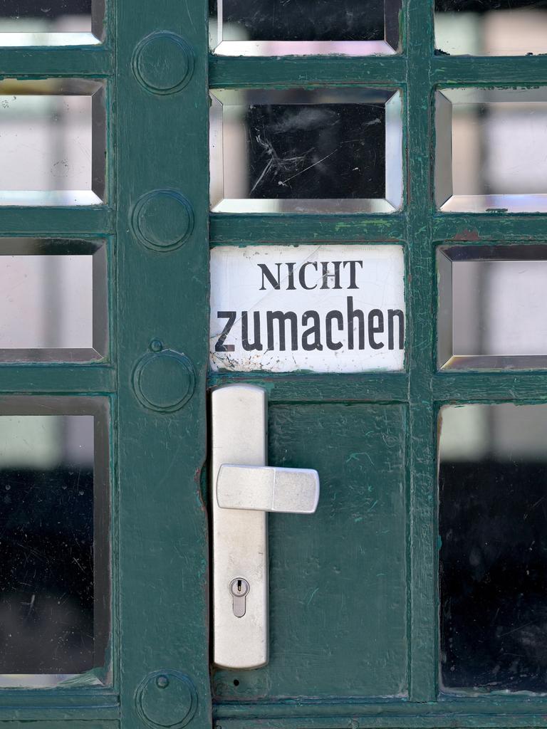 An einer Tür hängt ein Schild, auf dem "Nicht zumachen" steht.