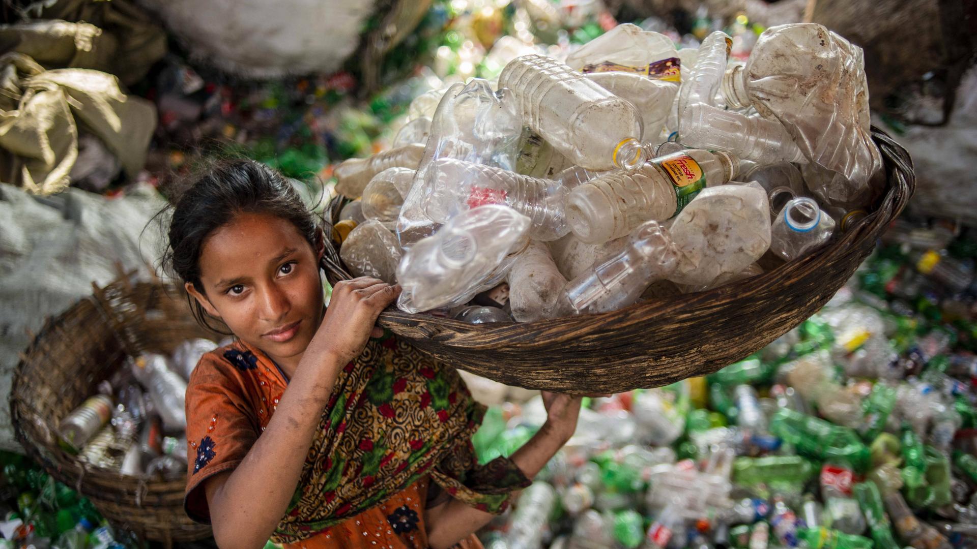 März 27, 2019 - Dhaka, Dhaka, Bangladesh - AEin minderjähriges Mädchen arbeitet in einer PET-Flaschen-Fabrik