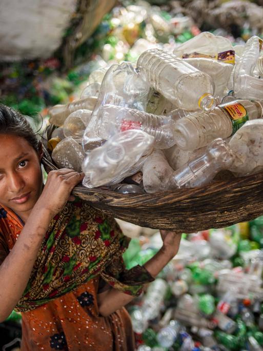 März 27, 2019 - Dhaka, Dhaka, Bangladesh - AEin minderjähriges Mädchen arbeitet in einer PET-Flaschen-Fabrik