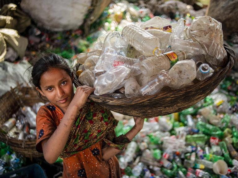 März 27, 2019 - Dhaka, Dhaka, Bangladesh - AEin minderjähriges Mädchen arbeitet in einer PET-Flaschen-Fabrik