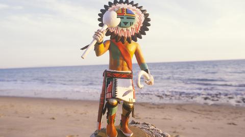 Eine Hopi Kachina Puppe am Strand.