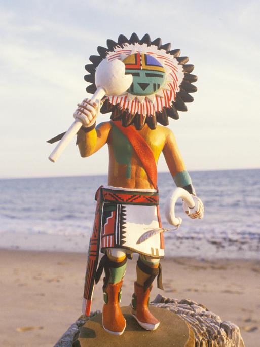 Eine Hopi Kachina Puppe am Strand.