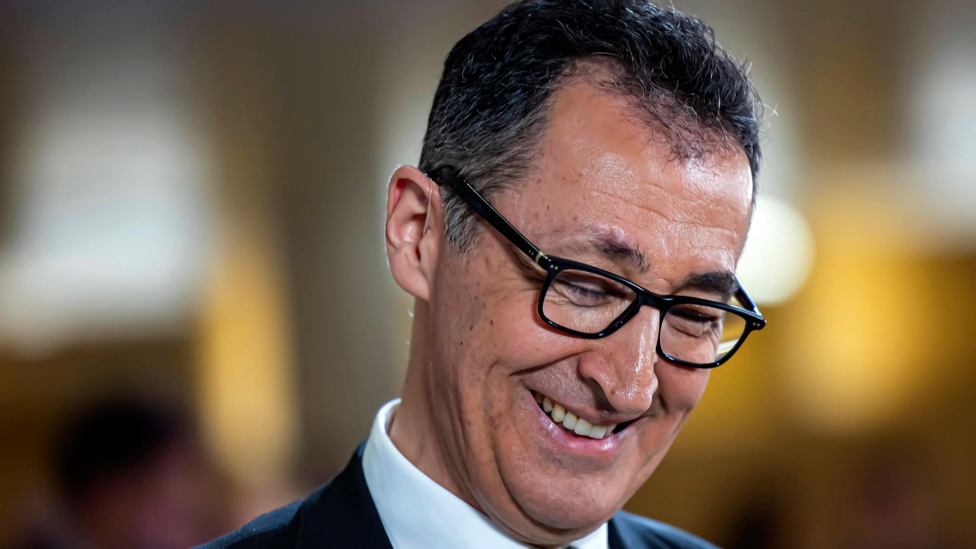 Cem Özdemir, Grüne, lächelt und schaut dabei nach unten. Cem Özdemir, Grüne, lächelt und schaut dabei nach unten.