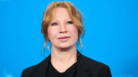 Birgit Minichmayr posiert für die Kameras. Sie trägt einen schwarzen Blazer und hat das Haar locker im Nacken gebunden. Birgit Minichmayr posiert für die Kameras. Sie trägt einen schwarzen Blazer und hat das Haar locker im Nacken gebunden.