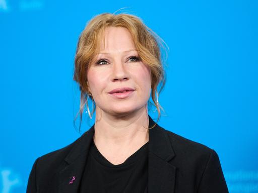 Birgit Minichmayr posiert für die Kameras. Sie trägt einen schwarzen Blazer und hat das Haar locker im Nacken gebunden.
