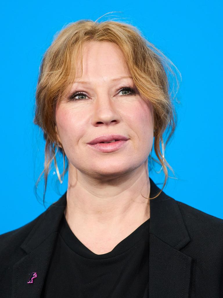 Birgit Minichmayr posiert für die Kameras. Sie trägt einen schwarzen Blazer und hat das Haar locker im Nacken gebunden.