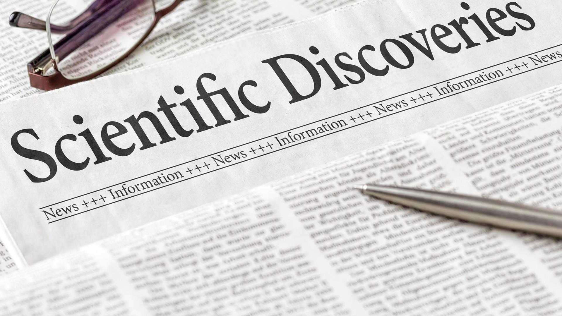 Eine Zeitung mit der Headline "Scientific Discoveries" (Wissenschaftliche Entdeckungen)