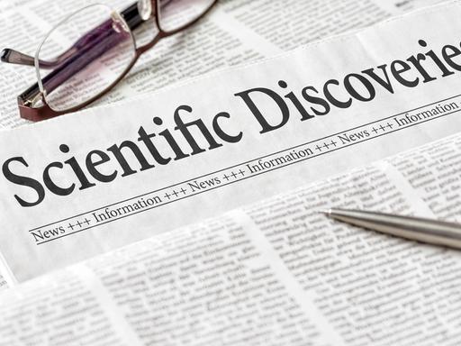Eine Zeitung mit der Headline "Scientific Discoveries" (Wissenschaftliche Entdeckungen) Eine Zeitung mit der Headline "Scientific Discoveries" (Wissenschaftliche Entdeckungen)