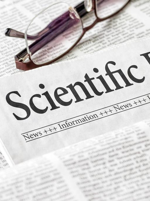 Eine Zeitung mit der Headline "Scientific Discoveries" (Wissenschaftliche Entdeckungen) Eine Zeitung mit der Headline "Scientific Discoveries" (Wissenschaftliche Entdeckungen)