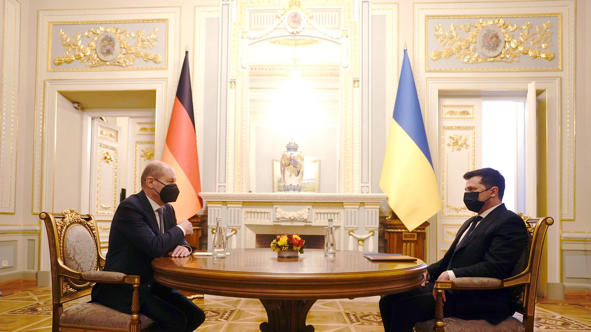 Bundeskanzler Olaf Scholz (SPD) und Wolodymyr Selenskyj, Präsident der Ukraine, sind im Marienpalast zusammengekommen. Thema des gemeinsamen Gesprächs wird die Ukraine-Krise sein. Rein formal ist es sein Antrittsbesuch als Kanzler, 14.Februar 2022.