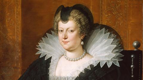 Ein Gemälde von Maria de’ Medici in einem schwarzen Kleid mit weißen Details am Kragen und an den Ärmeln