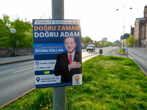 Plakate für die Präsidentenwahl in der Türkei hängen am Frauentorgraben in Nürnberg. 