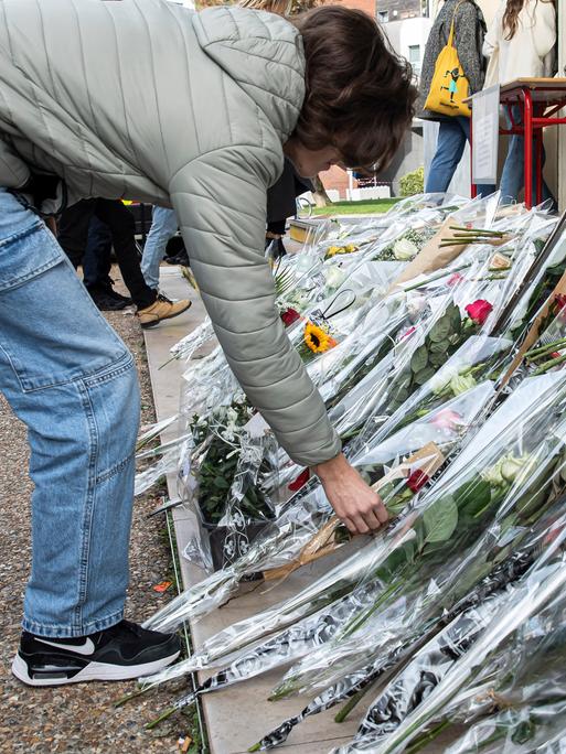 Vor einer Schule im französischen Arras liegen zahlreiche Blumen. Drei Tage zuvor war dort ein Lehrer bei einem Attentat ums Leben gekommen. (Aufgenommen am 16.10.2023) 