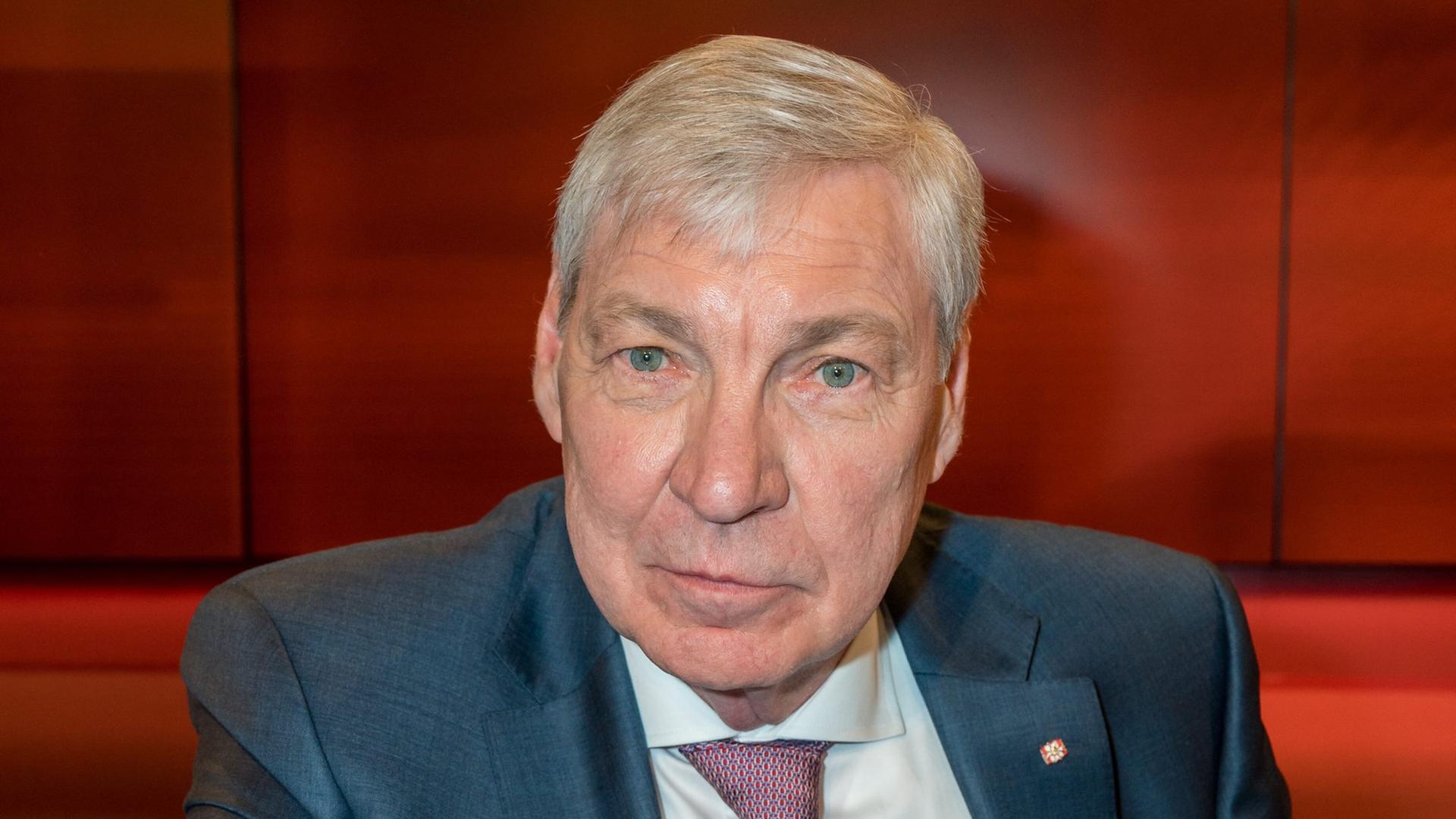Michael Sommer im Fernsehstudio bei Hart aber fair im Porträt Michael Sommer im Fernsehstudio bei Hart aber fair im Porträt