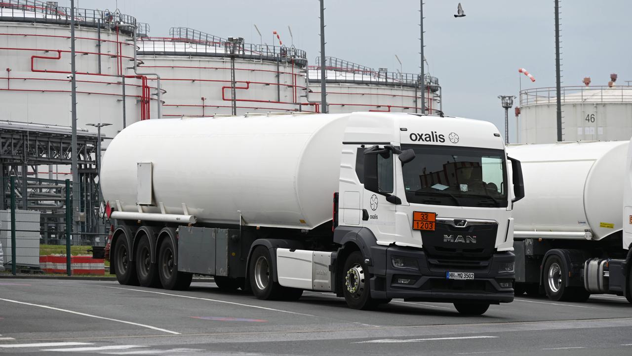 Tanklaster vor dem Gelände der Firma Transtank, im Hintergrund große Tanks
