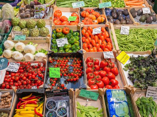 Marktstand mit reichhaltigem Angebot an verschiedenen einheimischen und exotischen Gemüsesorten in der Markthalle Stuttgart
