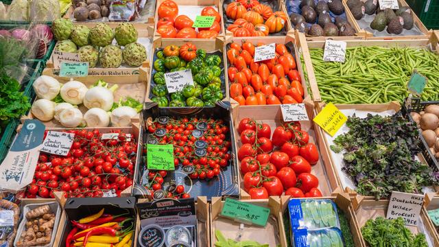 Marktstand mit reichhaltigem Angebot an verschiedenen einheimischen und exotischen Gemüsesorten in der Markthalle Stuttgart