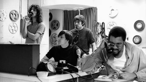 1. August 1967: Frank Zappa hört sich die Aufnahmen zum Mothers of Invention-Album "We're Only In It For The Money" an. Ganz rechts im Bild Produzent Tom Wilson.Frank Zappa recording "We're Only In It For The Money"